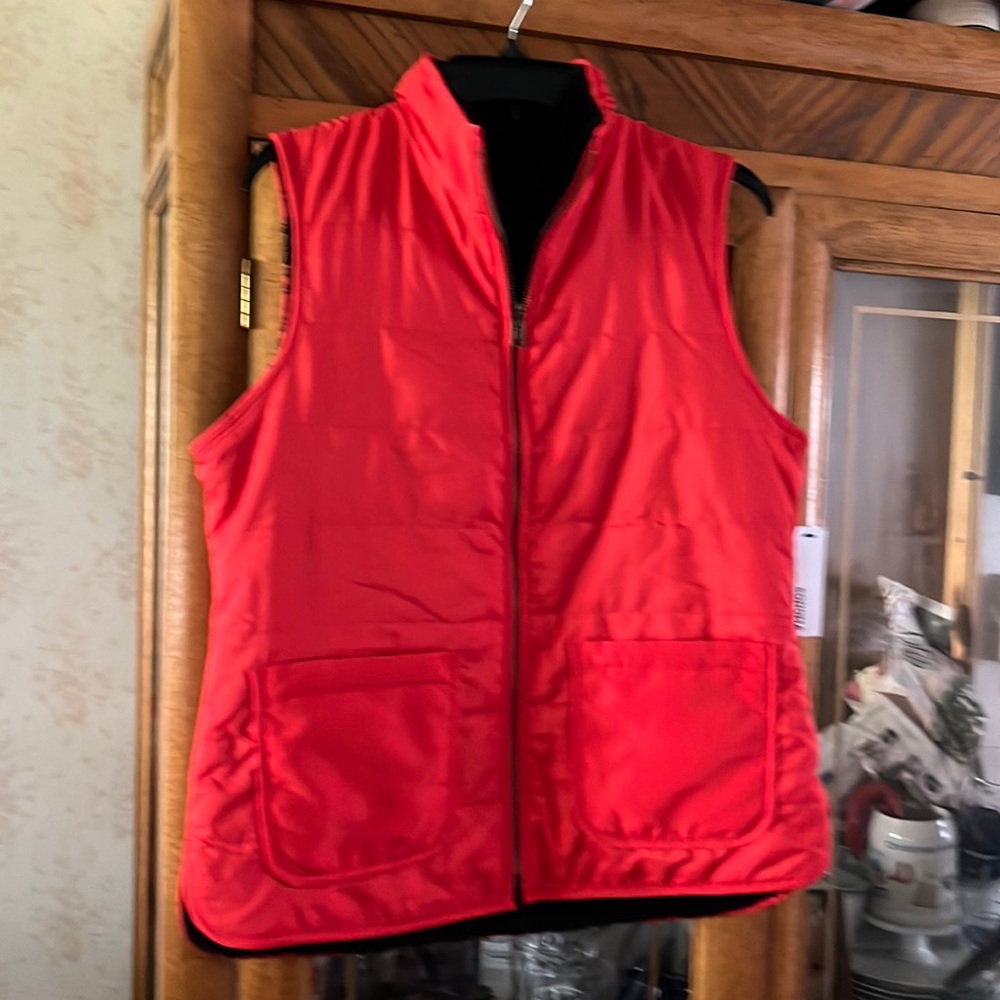2/25 Women’s Medium Red fleece vest